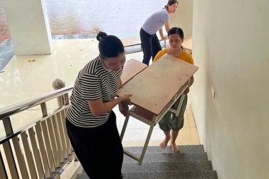 Hà Nội: Lũ dâng 1,2m, hơn 300 học sinh "khăn gói" học nhờ