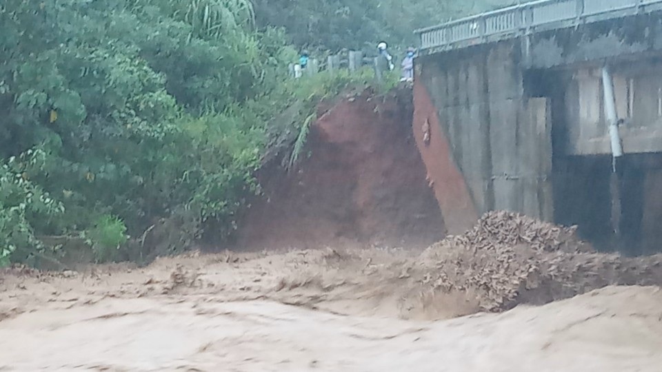  Chính quyền giúp di dời hàng trăm hộ dân cùng tài sản ra khỏi vùng lũ - 17