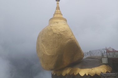 Bí ẩn ngôi chùa thiêng trên tảng đá dát vàng phá vỡ mọi nguyên tắc trọng lực ở Myanmar