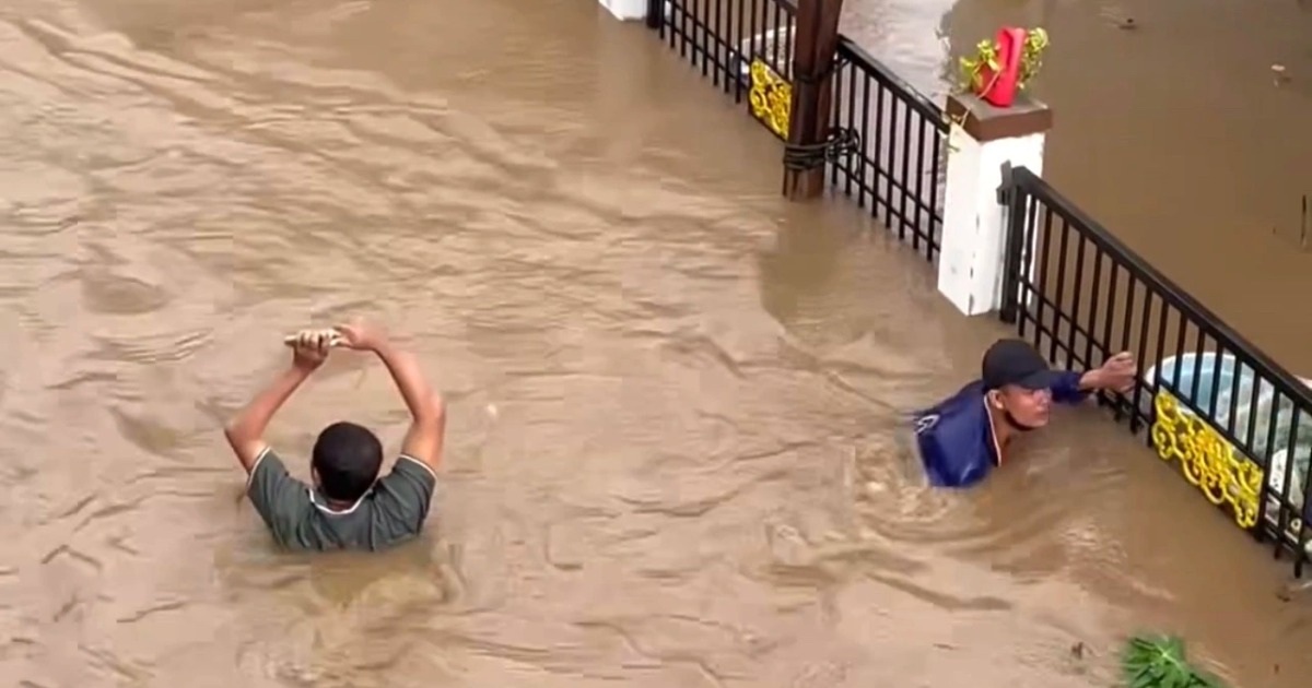 Nước lũ dâng đến ngực, người dân Lâm Đồng liên tục cầu cứu