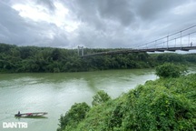 Xe chở rác rơi khỏi cầu ở Thừa Thiên Huế, 2 người đang mất tích