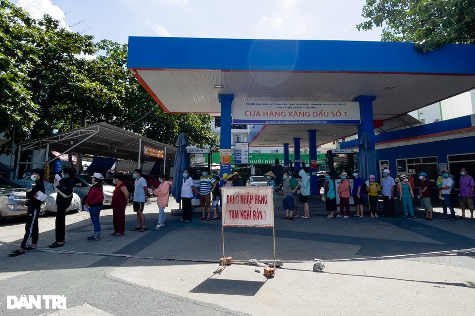 TPHCM: Người dân xếp hàng dài chờ lấy mẫu trước giờ giãn cách xã hội - 2 TPHCM: Người dân xếp hàng dài chờ lấy mẫu trước giờ giãn cách xã hội - 2