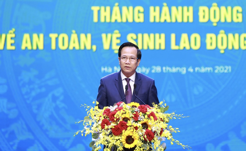Chủ tịch nước Nguyễn Xuân Phúc dự Lễ kỷ niệm 135 năm Ngày Quốc tế Lao động - 4 Chủ tịch nước Nguyễn Xuân Phúc dự Lễ kỷ niệm 135 năm Ngày Quốc tế Lao động - 4