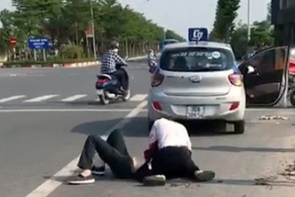 Lãnh đạo Bộ Công an gửi thư khen tài xế taxi dũng cảm khống chế kẻ trốn nã - 1 Lãnh đạo Bộ Công an gửi thư khen tài xế taxi dũng cảm khống chế kẻ trốn nã - 1