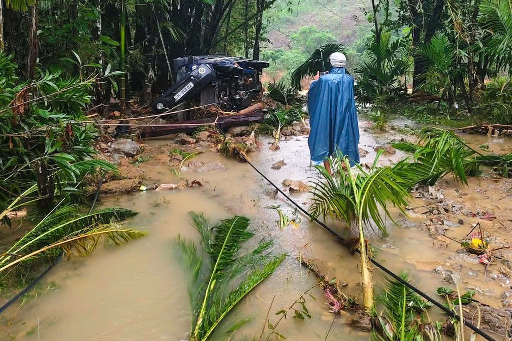 Nghẹt thở khoảnh khắc người dân đập cửa gọi hàng xóm chạy lũ trong đêm - 1 Nghẹt thở khoảnh khắc người dân đập cửa gọi hàng xóm chạy lũ trong đêm - 1