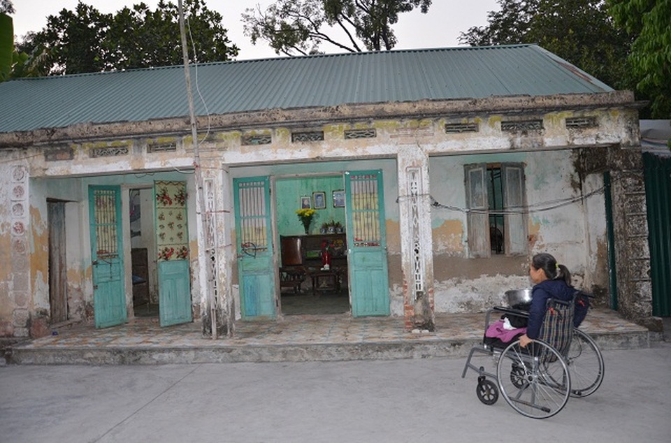 Nghẹn lòng cảnh con gái liệt ngồi xe lăn chăm sóc mẹ già 93 tuổi - 5 Nghẹn lòng cảnh con gái liệt ngồi xe lăn chăm sóc mẹ già 93 tuổi - 5