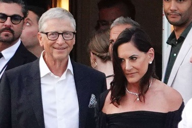 Tỷ phú Bill Gates sánh đôi cùng bạn gái dự đám cưới tỷ phú Jeff Bezos