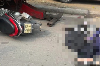 Người đi xe máy tử vong sau cú tông đuôi xe tải cẩu trên đường ở Hà Nội