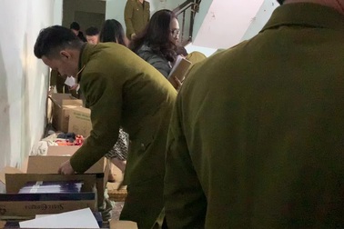 Hà Nội: "Đột kích" ngôi nhà thuê, thu giữ cả kho thuốc lá lậu