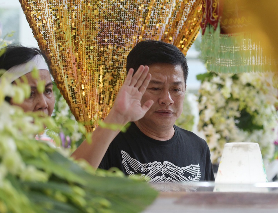 Vợ nghệ sĩ Nguyễn Chánh Tín nghẹn ngào trong tang lễ chồng - 10 Vợ nghệ sĩ Nguyễn Chánh Tín nghẹn ngào trong tang lễ chồng - 10