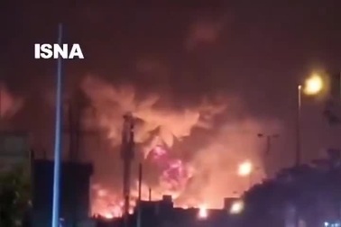Kho dầu Shahran ở Iran bốc cháy dữ dội sau cuộc tấn công của Israel
