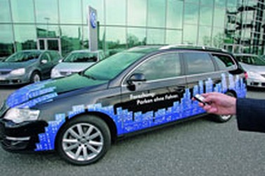 Ghép xe vào bãi đỗ bằng điều khiển từ xa