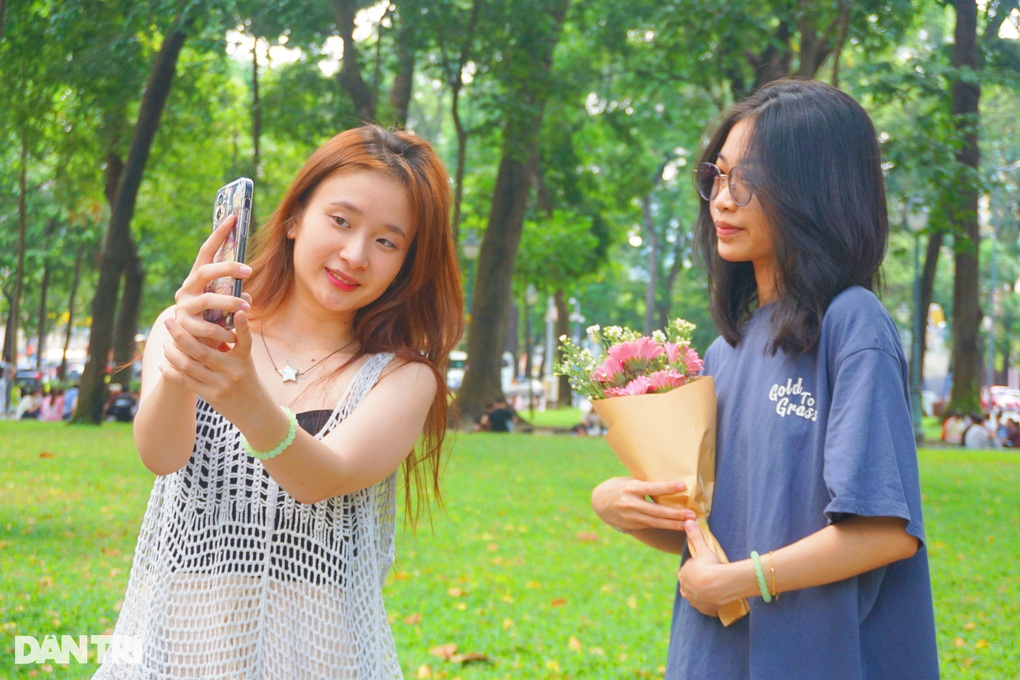 Nghỉ lễ, người dân TPHCM trải bạt kín công viên từ 6h sáng để uống cà phê - 4 Nghỉ lễ, người dân TPHCM trải bạt kín công viên từ 6h sáng để uống cà phê - 4
