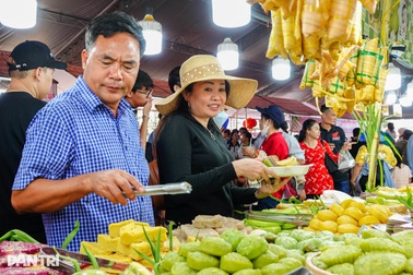 "Đã mắt - no căng bụng" khi tham quan tại lễ hội bánh lớn nhất miền Tây