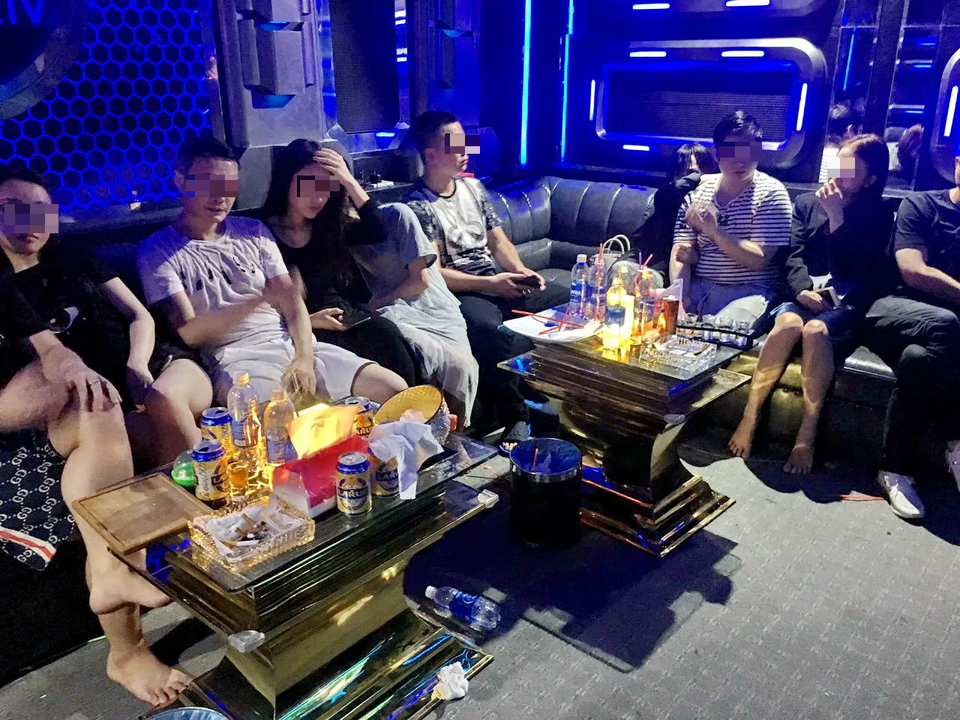 Phát hiện 10 khách Trung Quốc phê ma tuý trong quán karaoke ở Đà Nẵng - 1