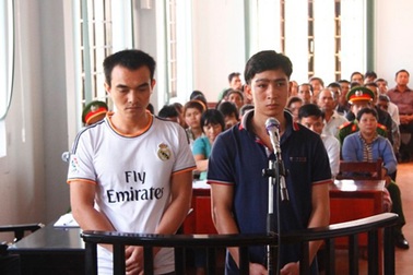 Hai công an viên đánh chết nghi can ăn trộm bò