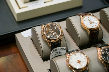 Những chiếc đồng hồ tiền tỷ giá ngang xe sang ở Hà Nội