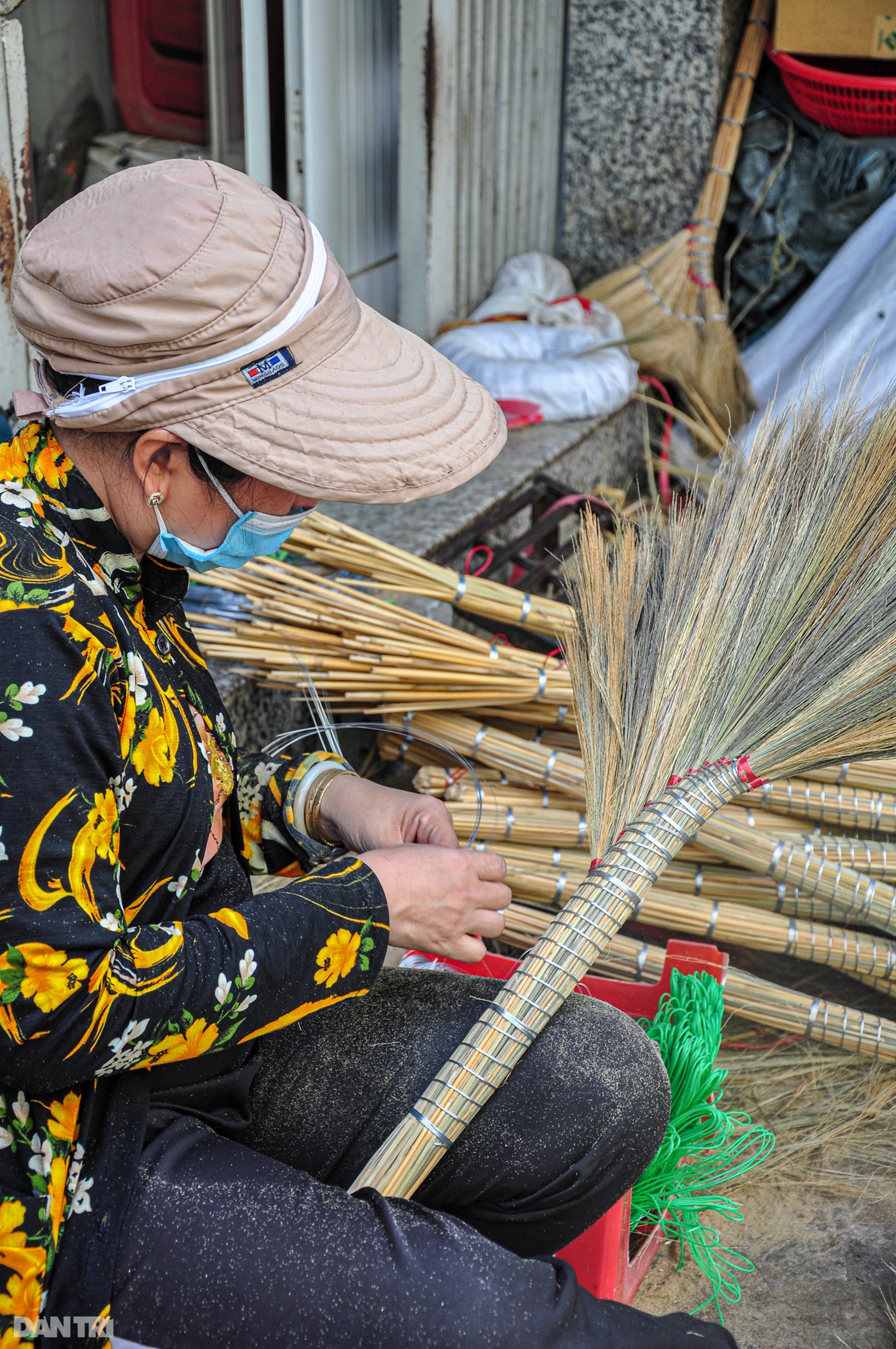 Xóm chổi đót độc nhất ở TPHCM nhộn nhịp ngày giáp Tết - 3