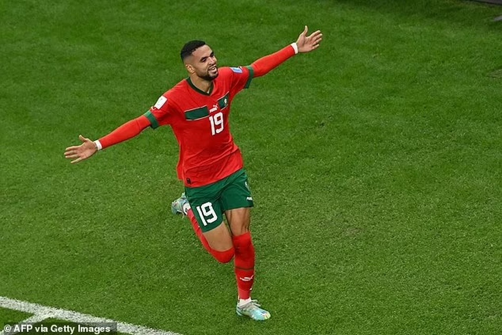 Cổ động viên bị đuổi khỏi sân vì hắt nước vào mặt Ronaldo - 4 Cổ động viên bị đuổi khỏi sân vì hắt nước vào mặt Ronaldo - 4