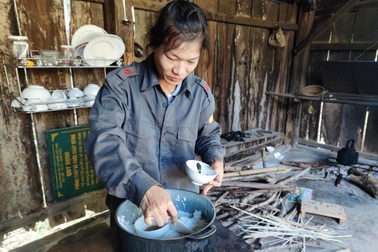 Nữ nhân viên "giữ rừng" ăn cơm chan nước mắm, ngậm ngùi trong ngày giáp Tết