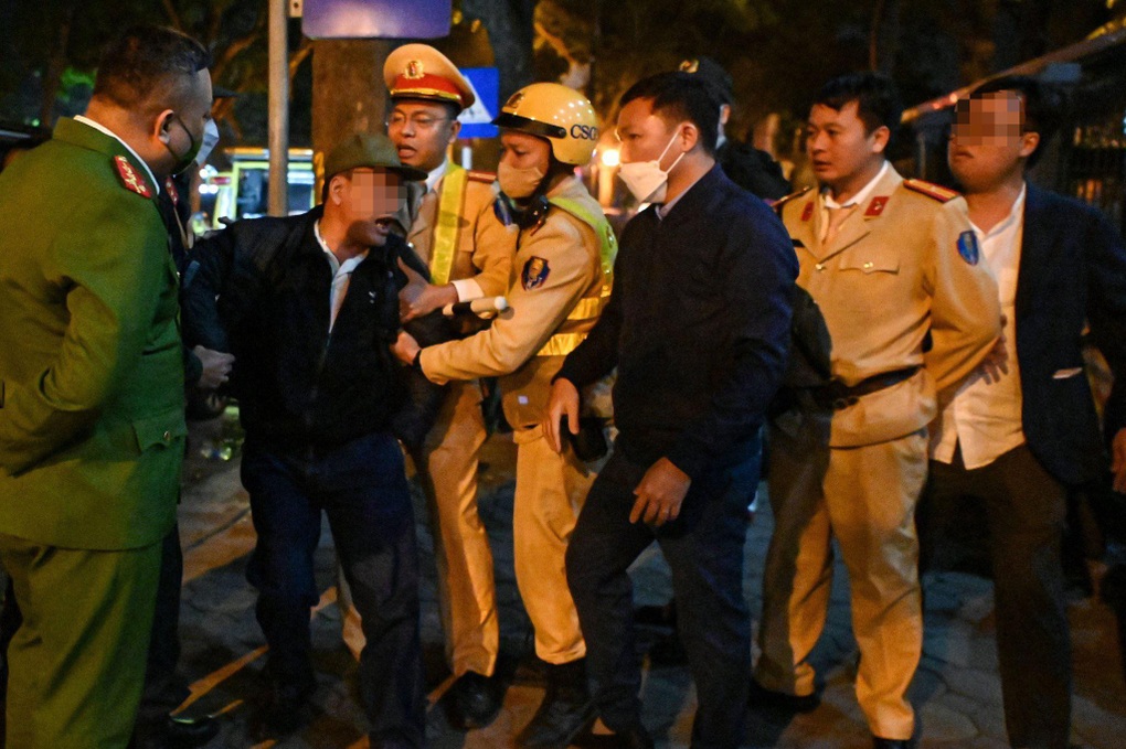 Hà Nội: Cháu bị thổi nồng độ cồn, chú lăng mạ tổ 141 - 1 Hà Nội: Cháu bị thổi nồng độ cồn, chú lăng mạ tổ 141 - 1