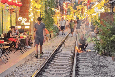 Muôn kiểu vi phạm hành lang an toàn đường sắt tại Thủ đô