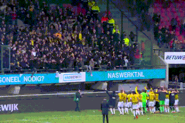 CĐV Hà Lan làm sập khán đài sau màn ăn mừng cuồng nhiệt