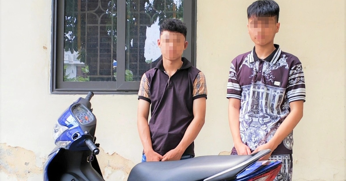 Hai thanh niên đi xe máy dùng bình xịt, xịt vào người đi đường