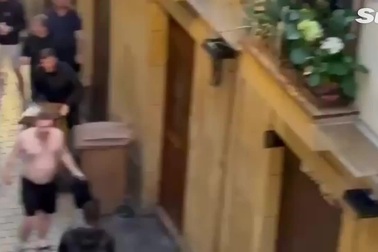 CĐV Man Utd và Tottenham đánh nhau tưng bừng trước chung kết Europa League