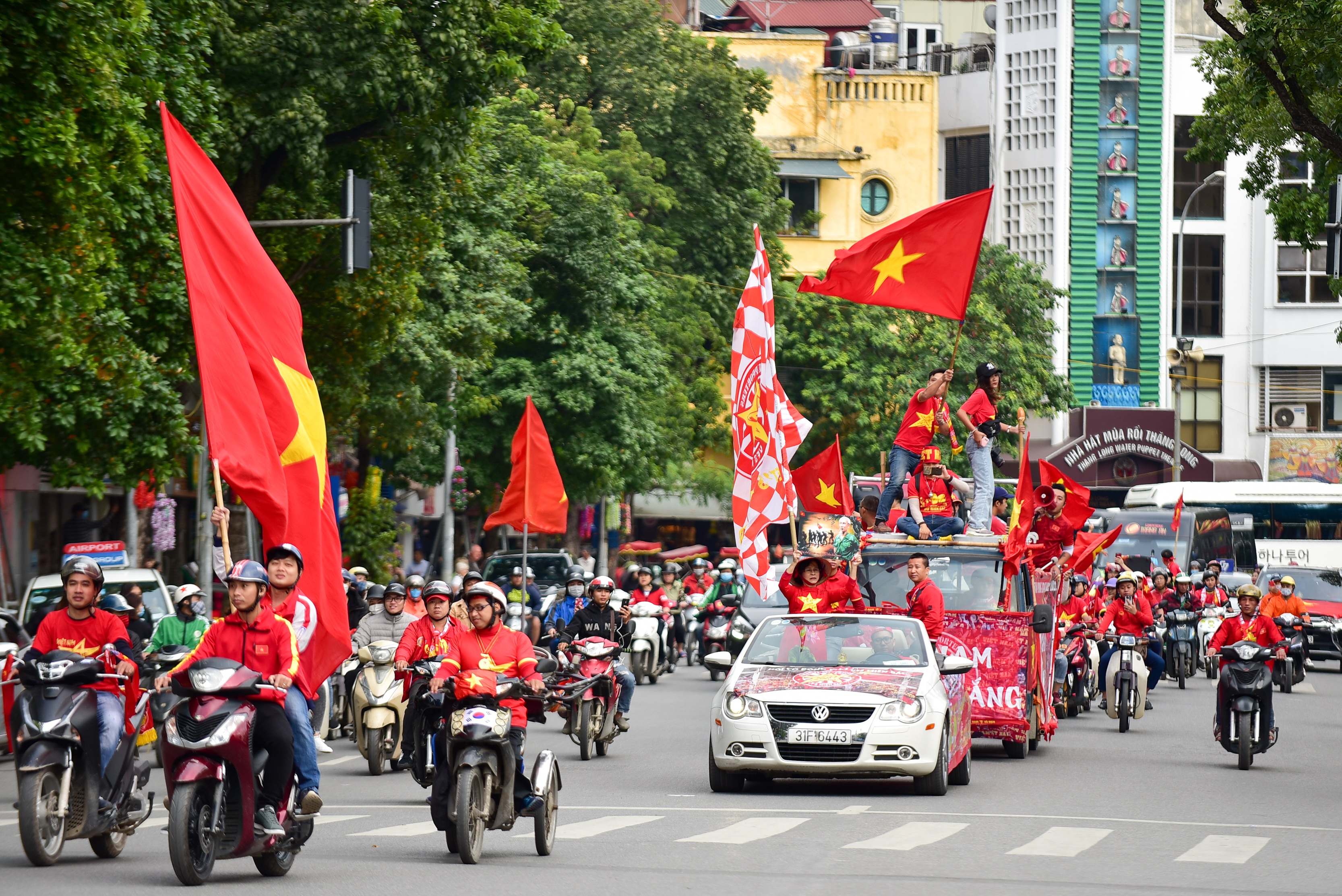 Cổ động viên tiếp lửa cho đội tuyển Việt Nam trước trận gặp Thái Lan - 10 Cổ động viên tiếp lửa cho đội tuyển Việt Nam trước trận gặp Thái Lan - 10