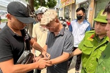 Va chạm giao thông, người đàn ông cầm tuýp sắt đuổi đánh đối phương