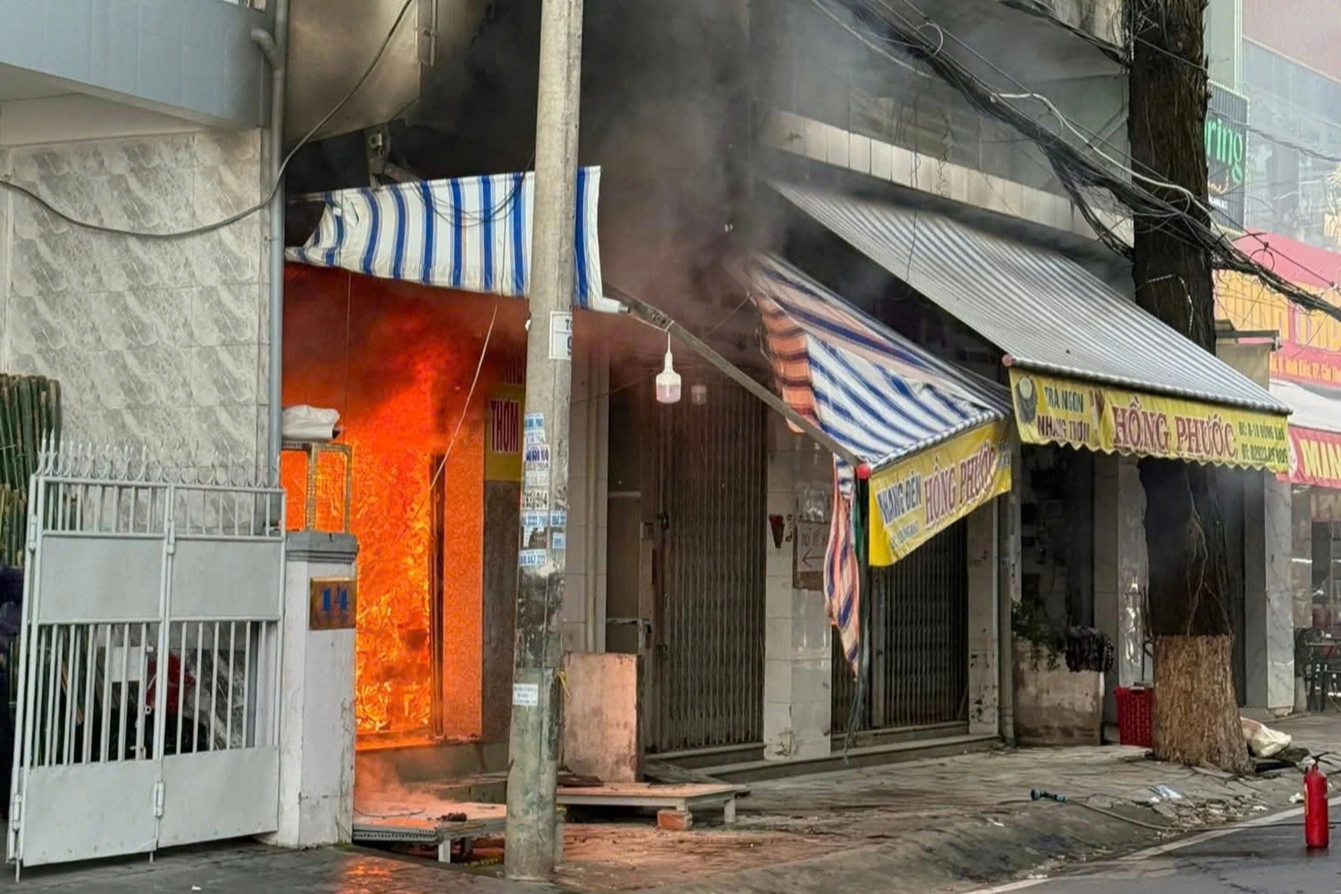 Hiện trường vụ cháy tiệm nhang đèn 3 tầng tại trung tâm TP Cần Thơ - 1 Hiện trường vụ cháy tiệm nhang đèn 3 tầng tại trung tâm TP Cần Thơ - 1
