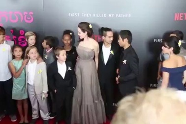 Angelina Jolie khoe hình xăm tại lễ công chiếu phim ở New York