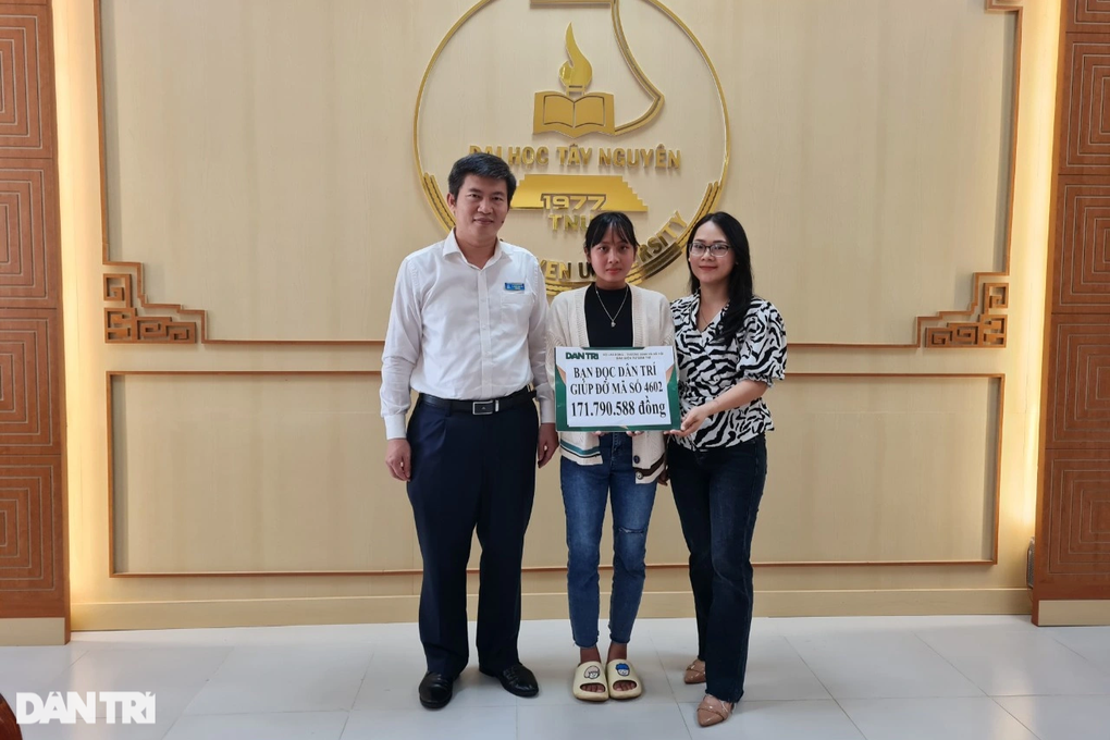 Nữ sinh nghèo nhận hơn 270 triệu đồng ủng hộ từ bạn đọc Dân trí - 1 Nữ sinh nghèo nhận hơn 270 triệu đồng ủng hộ từ bạn đọc Dân trí - 1