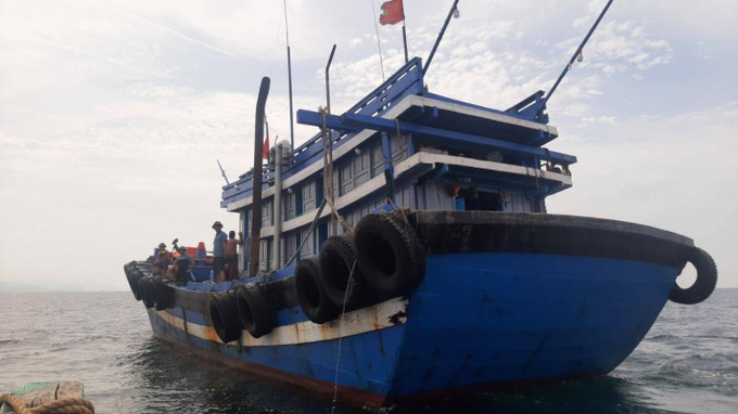 Tàu giã cào khai thác hải sản trái phép tại huyện Kỳ Anh (Hà Tĩnh)