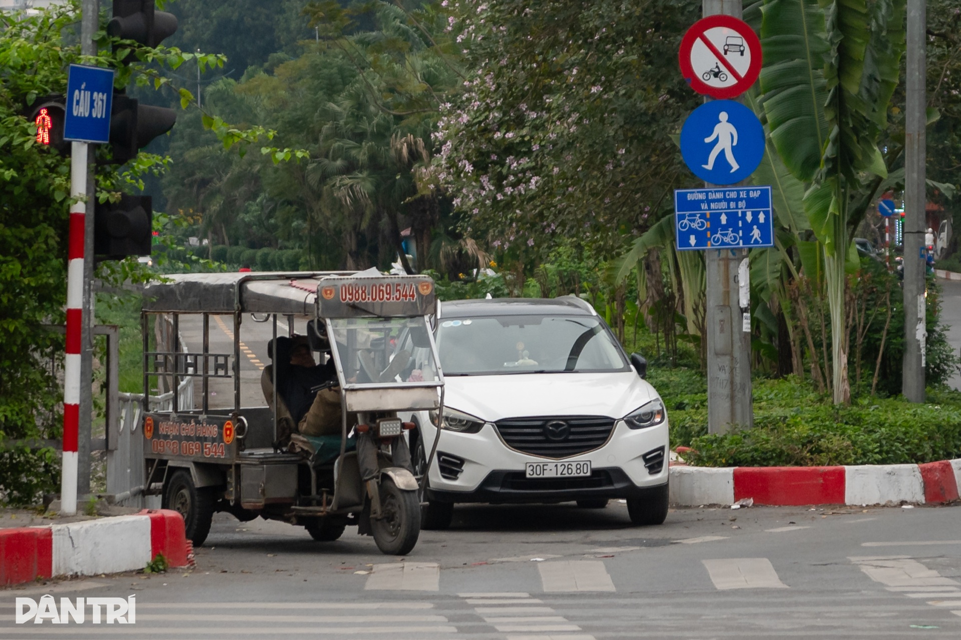 Đường vào làn dành riêng xe đạp bị chặn kín, nhiều bất cập cho người dân - 8 Đường vào làn dành riêng xe đạp bị chặn kín, nhiều bất cập cho người dân - 8