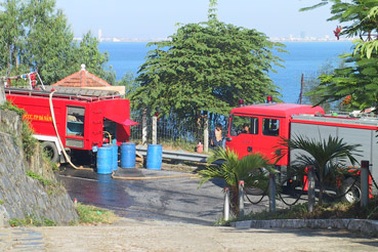 Xe bồn hỏng van, xăng tràn dưới chân đèo Hải Vân