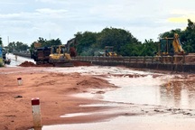 Cát đỏ tràn lấp quốc lộ ở Lâm Đồng trong mưa lớn