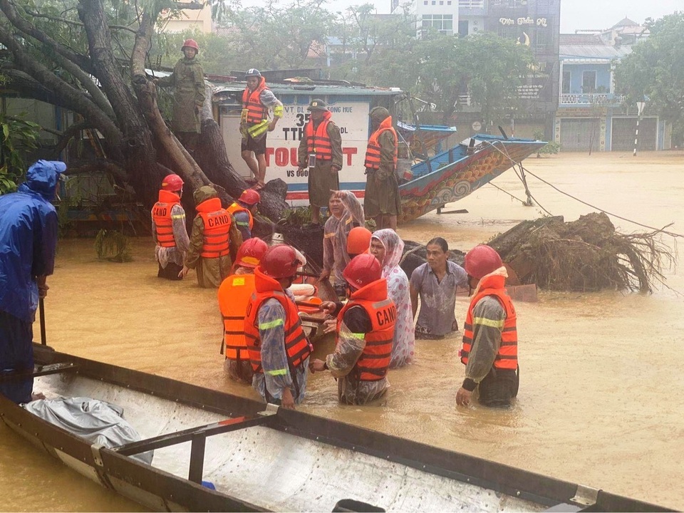 Giải cứu 3 nạn nhân bị kẹt trong thuyền rồng ngập sâu trong lũ - 7 Giải cứu 3 nạn nhân bị kẹt trong thuyền rồng ngập sâu trong lũ - 7