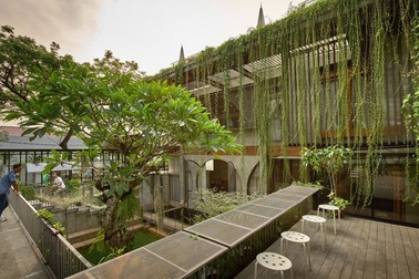 Ngôi nhà phủ kín cây xanh như bước ra từ câu chuyện cổ tích