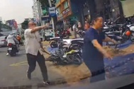 Người đàn ông khai lý do cầm dao đuổi đánh shipper ở TPHCM