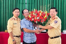 Thoát cửa tử, người đàn ông mang hoa đến tặng CSGT