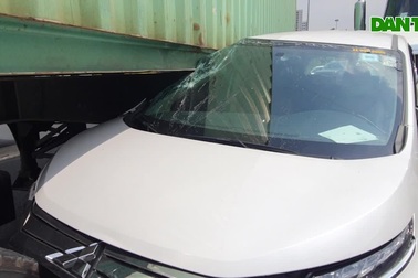 Ô tô bị ép chặt giữa 2 xe container, tài xế thoát chết gang tấc