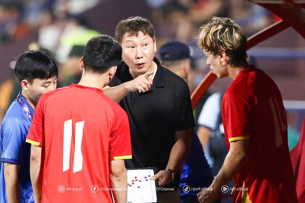Le joueur vietnamien d'outre-mer Le Viktor entre dans l'histoire du football vietnamien - 2 Cầu thủ Việt kiều Lê Viktor đi vào lịch sử bóng đá Việt Nam - 2