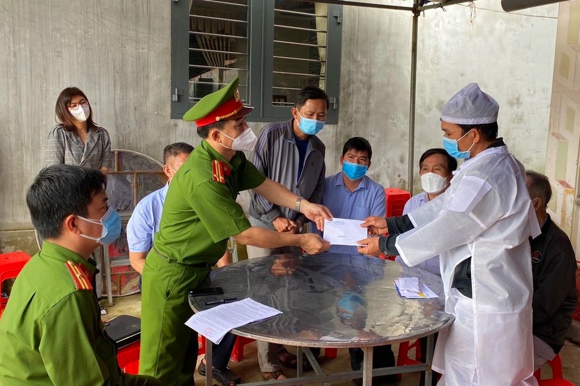 Vụ xe đầu kéo tông hàng loạt xe máy: Tài xế có... sổ tâm thần - 2 Vụ xe đầu kéo tông hàng loạt xe máy: Tài xế có... sổ tâm thần - 2