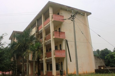 Đường điện trung thế “lơ lửng” trên đầu hàng trăm học sinh, giáo viên