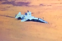 Máy bay quân sự Mỹ tiếp đất ngửa bụng, 2 phi công tử nạn