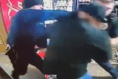 Cảnh sát Mỹ đấm vỡ xương hàm chủ quán rượu da màu