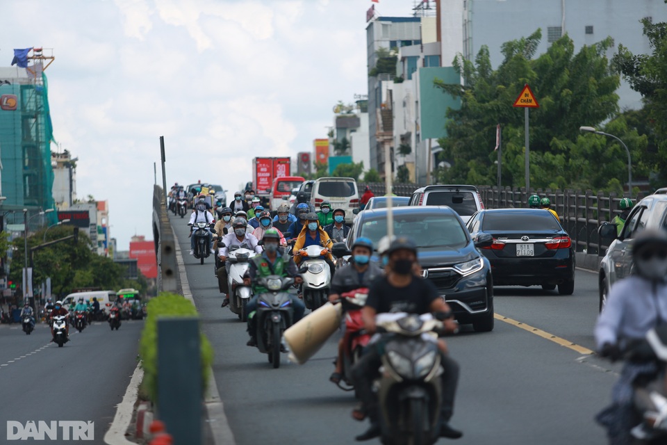 Giao thông TPHCM lại đông đúc như chưa từng có lệnh giãn cách - 1 Giao thông TPHCM lại đông đúc như chưa từng có lệnh giãn cách - 1