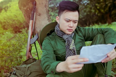 Hoàng Phi Mạnh hóa thân thành bộ đội